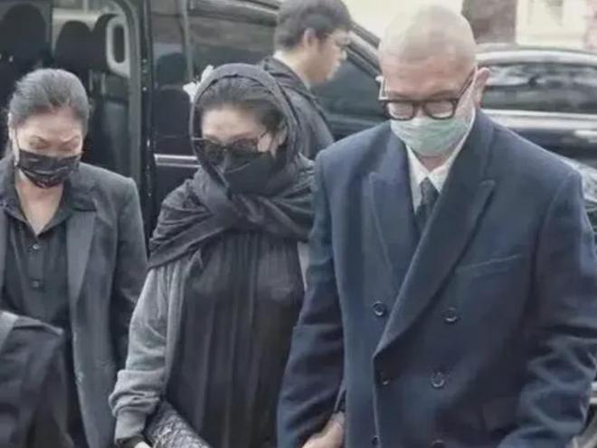 大S骨灰安置家中，家属六神无主未设灵堂，还是王伟忠拿主意包机