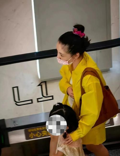 32岁吴倩带娃被偶遇，俏皮打扮没妈味，离婚后变回少女