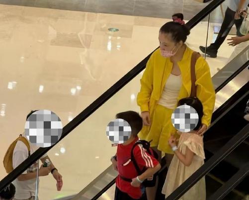 32岁吴倩带娃被偶遇，俏皮打扮没妈味，离婚后变回少女