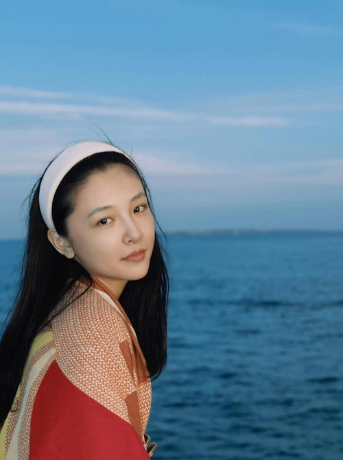 32岁吴倩带娃被偶遇，俏皮打扮没妈味，离婚后变回少女