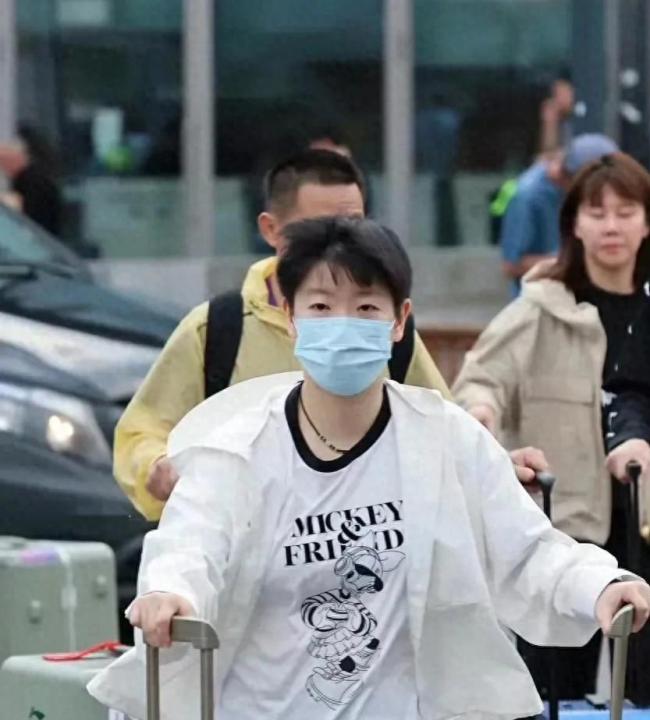 中国大满贯活动欢乐多：孙颖莎吃完烤鸭就开练，队员上手体验非遗技艺 科学备战显智慧