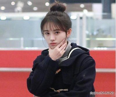 鞠婧祎蓝裙金色臂环造型 跨年晚会亮点