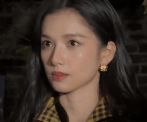 张婧仪看秀生图 酒红皮衣惊艳亮相