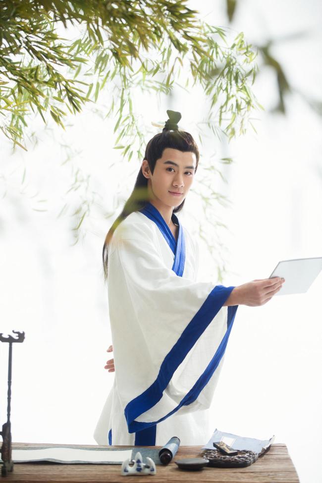 成毅赴山海今晚二创井喷了 摔车名场面引爆网络