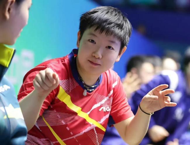 中国大满贯活动欢乐多：孙颖莎吃完烤鸭就开练，队员上手体验非遗技艺 科学备战显智慧
