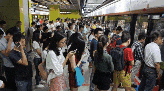 吴京塌房了吗？“硬汉”人设正被解构，爹味“老登”正被群嘲
