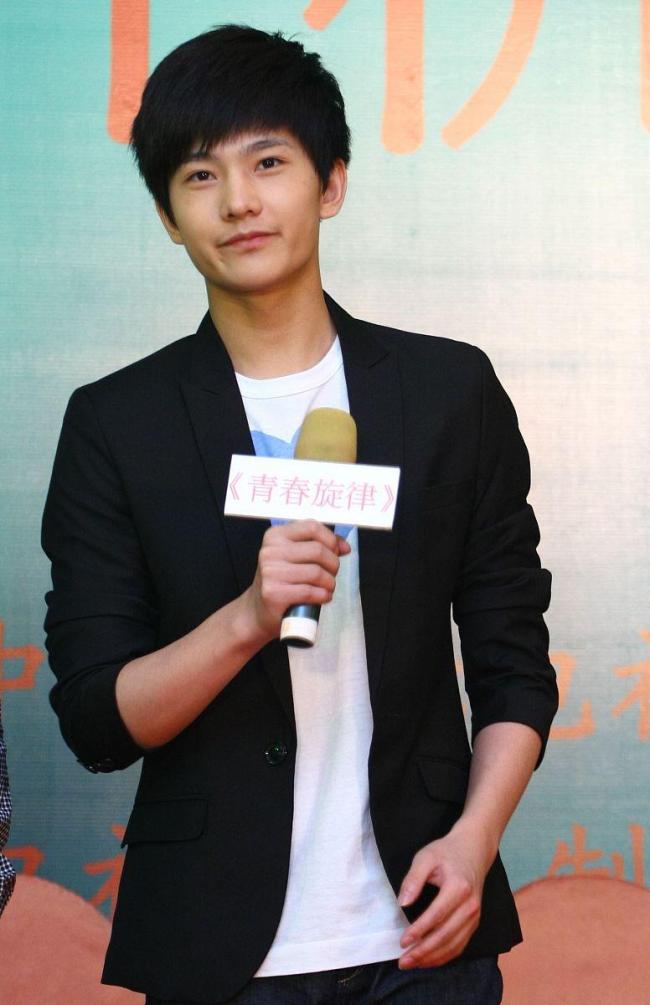 成毅赴山海今晚二创井喷了 摔车名场面引爆网络