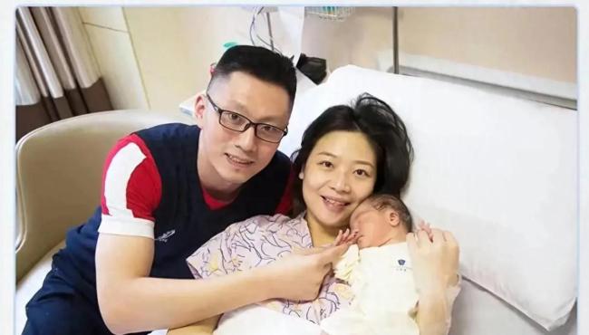 魏秋月晒二胎宝宝照 女排传奇再添新成员