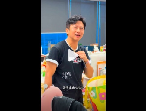 邓超看到孙俪照片就没法工作了 网友：抽象男孩的浪漫