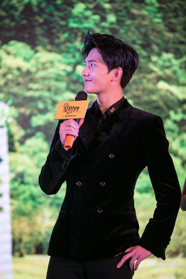 成毅赴山海今晚二创井喷了 摔车名场面引爆网络