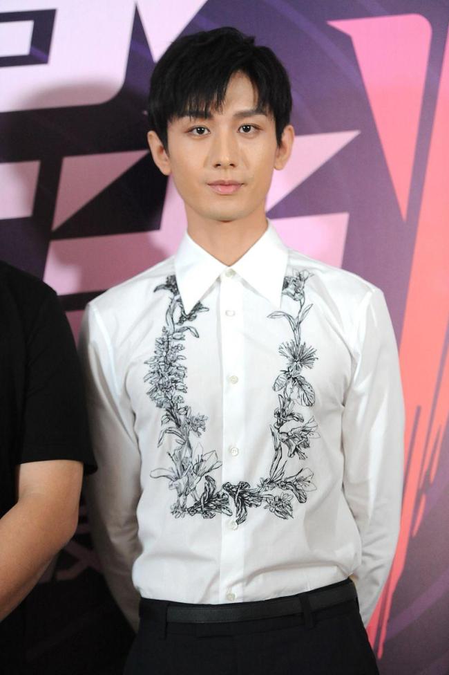 成毅赴山海今晚二创井喷了 摔车名场面引爆网络