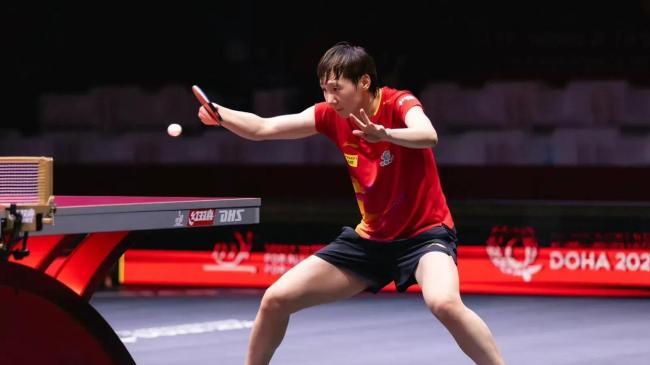 中国大满贯活动欢乐多：孙颖莎吃完烤鸭就开练，队员上手体验非遗技艺