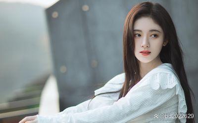 鞠婧祎蓝裙金色臂环造型