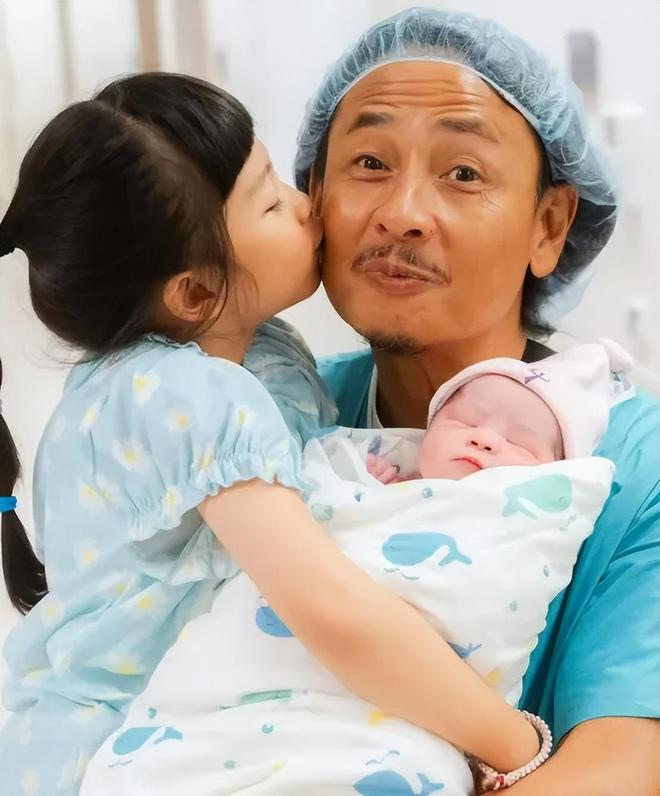 港星黄泽锋58岁妻子产女！年过五旬连生二胎，差点因并发症送命