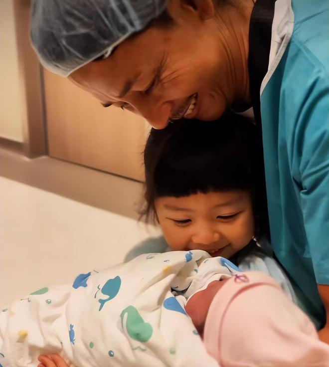 港星黄泽锋58岁妻子产女！年过五旬连生二胎，差点因并发症送命