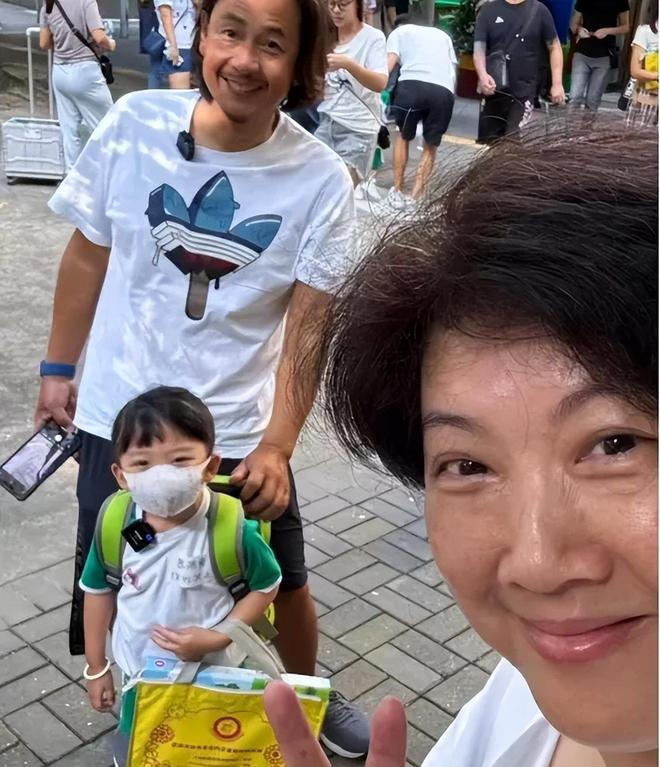 港星黄泽锋58岁妻子产女！年过五旬连生二胎，差点因并发症送命