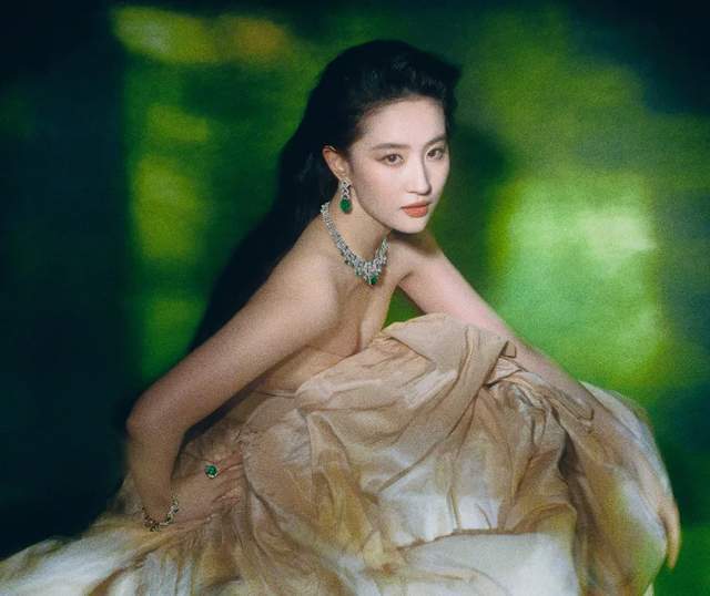 时尚圈拜高踩低又来了！VOGUE群封宋佳被换番，输给杨幂倪妮热巴