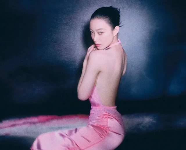 时尚圈拜高踩低又来了！VOGUE群封宋佳被换番，输给杨幂倪妮热巴