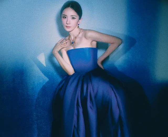 时尚圈拜高踩低又来了！VOGUE群封宋佳被换番，输给杨幂倪妮热巴