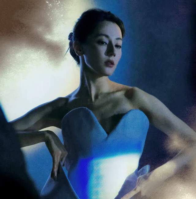 时尚圈拜高踩低又来了！VOGUE群封宋佳被换番，输给杨幂倪妮热巴
