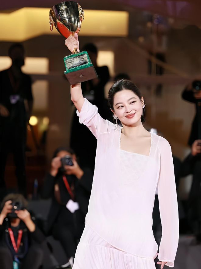 从鹤岗女孩到威尼斯影后，辛芷蕾不服输的人生到底有多带感