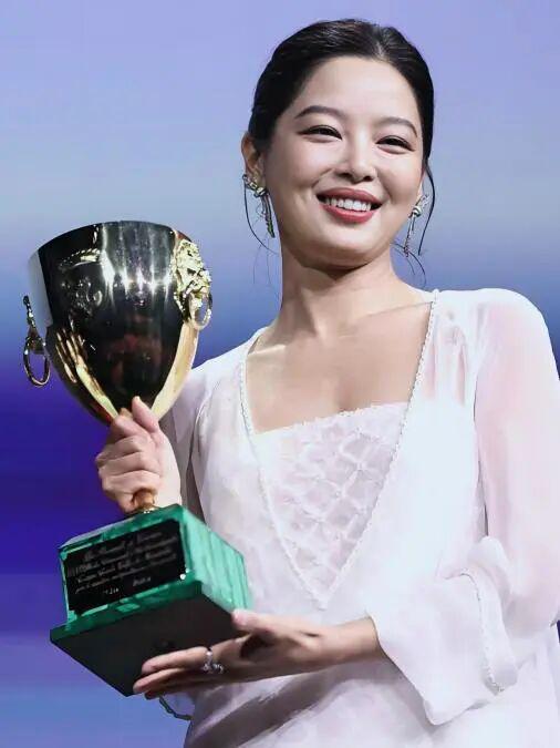 从鹤岗女孩到威尼斯影后，辛芷蕾不服输的人生到底有多带感