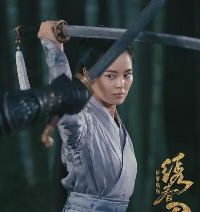 杨幂卖萌翻车！生图疲态尽显，38岁还拼少女感和辛芷蕾差距明显