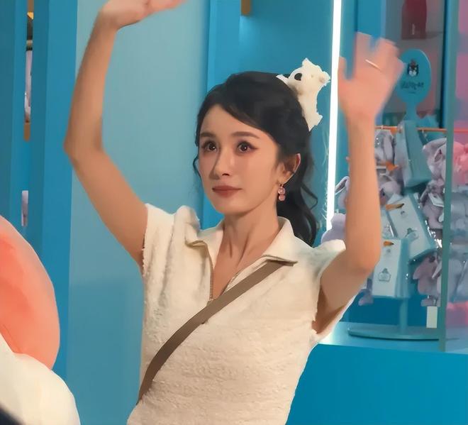 杨幂卖萌翻车！生图疲态尽显，38岁还拼少女感和辛芷蕾差距明显