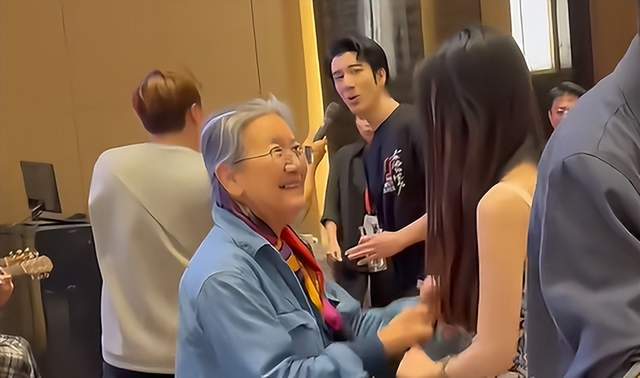王力宏新女友疑曝光！参加男方庆功宴高调秀身材，又是网红名媛？