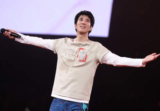 王力宏新女友疑曝光！参加男方庆功宴高调秀身材，又是网红名媛？