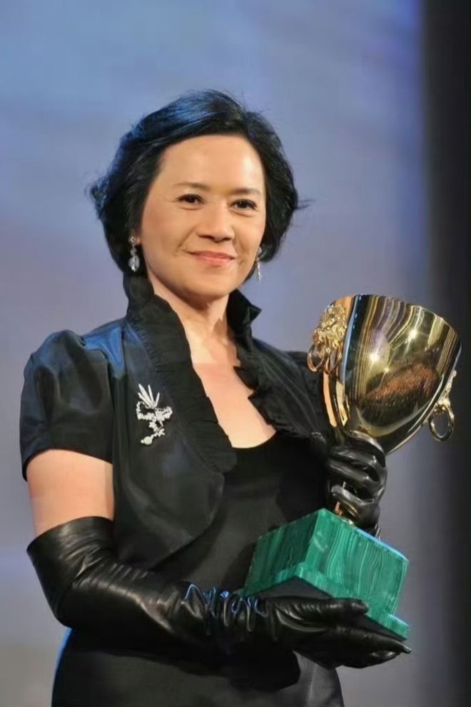 从vogue封面陪衬到威尼斯影后，辛芷蕾一夜之间改写内娱格局？