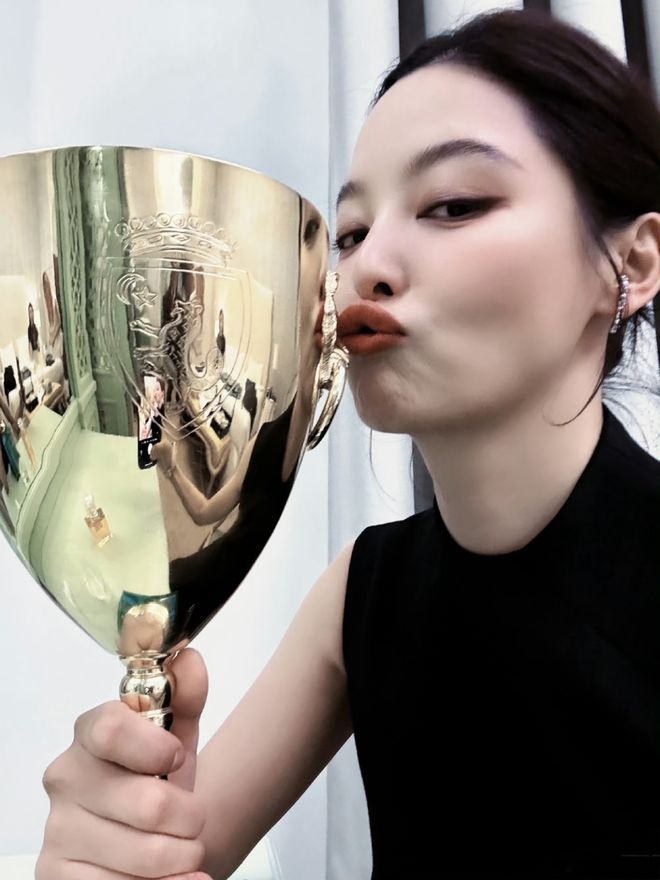 从vogue封面陪衬到威尼斯影后，辛芷蕾一夜之间改写内娱格局？