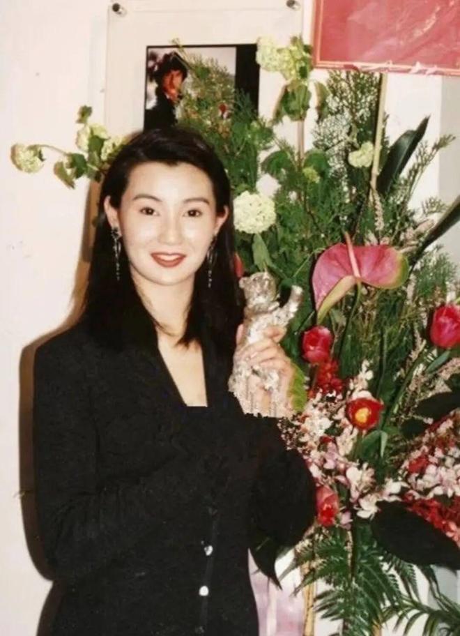 从vogue封面陪衬到威尼斯影后，辛芷蕾一夜之间改写内娱格局？