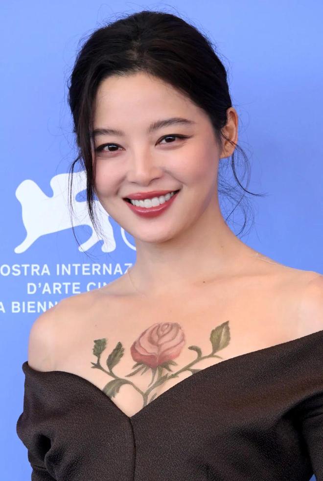 从vogue封面陪衬到威尼斯影后，辛芷蕾一夜之间改写内娱格局？
