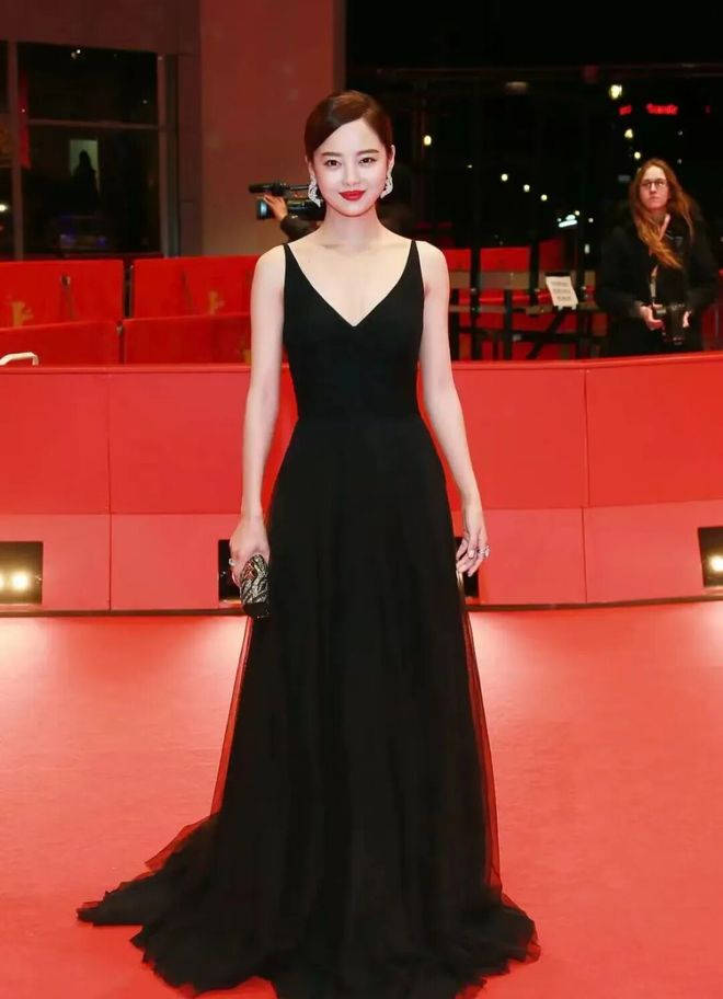 从vogue封面陪衬到威尼斯影后，辛芷蕾一夜之间改写内娱格局？