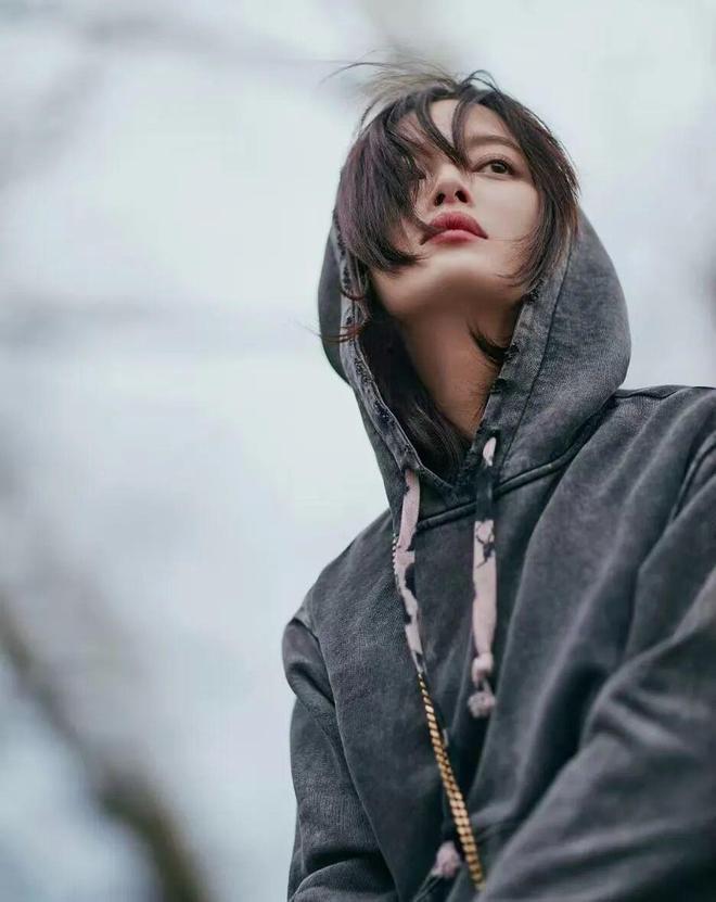 从vogue封面陪衬到威尼斯影后，辛芷蕾一夜之间改写内娱格局？