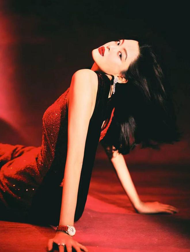 从vogue封面陪衬到威尼斯影后，辛芷蕾一夜之间改写内娱格局？