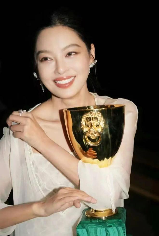 从vogue封面陪衬到威尼斯影后，辛芷蕾一夜之间改写内娱格局？