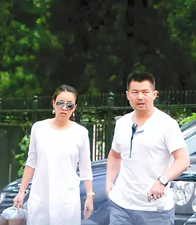 曝孟桐趁那英外出与女子亲密互动？刚看那英综艺秀恩爱，粉丝不信