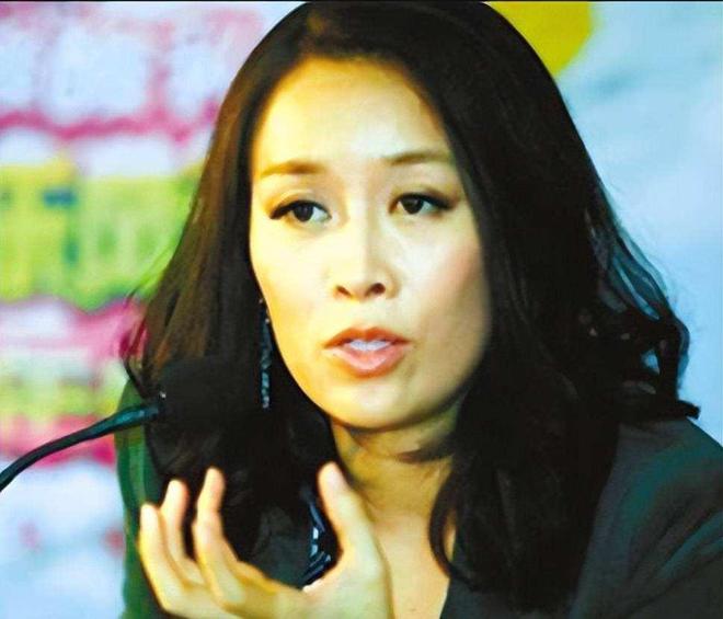 曝孟桐趁那英外出与女子亲密互动？刚看那英综艺秀恩爱，粉丝不信