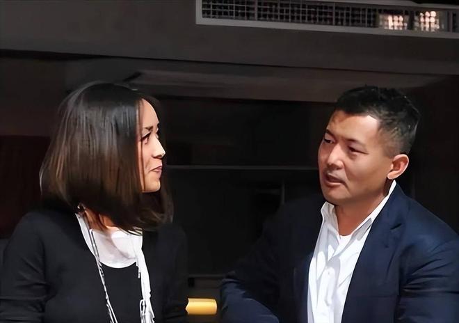 曝孟桐趁那英外出与女子亲密互动？刚看那英综艺秀恩爱，粉丝不信