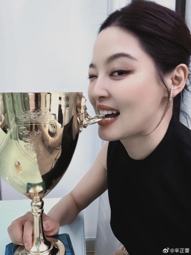 辛芷蕾首谈影后感受：倪妮赵丽颖都私信祝贺，讨厌女演员互相攀比