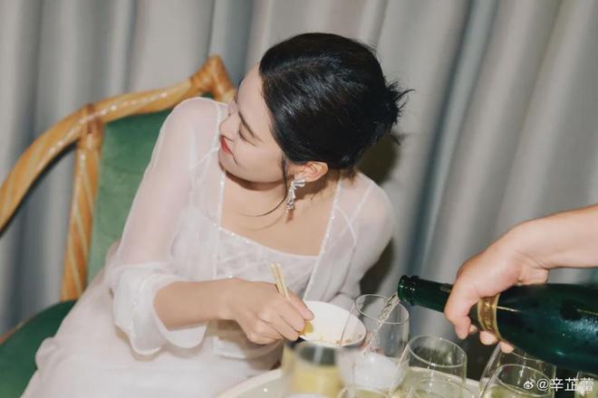 辛芷蕾首谈影后感受：倪妮赵丽颖都私信祝贺，讨厌女演员互相攀比