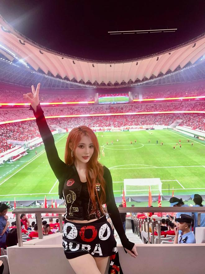 大秀美腿，女团成员周是汝现场观看U22男足vs澳大利亚