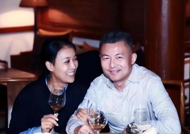那英丈夫出轨对象疑似伪娘！脸型手臂符合男性特征，被嘲太会玩