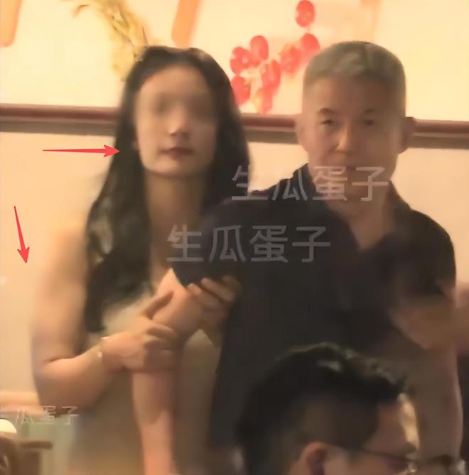 那英丈夫出轨对象疑似伪娘！脸型手臂符合男性特征，被嘲太会玩