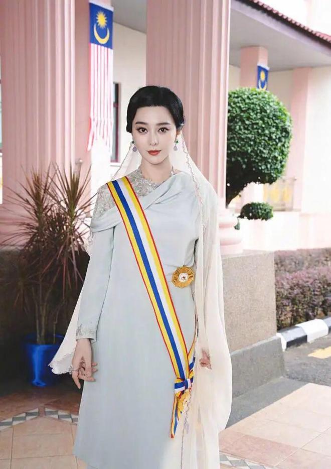 范冰冰傍上灰色大佬？唐嫣被朱珠艳压？敖瑞鹏反抗公司？杨采钰未婚生子被甩？男艺人未中经纪人套路？