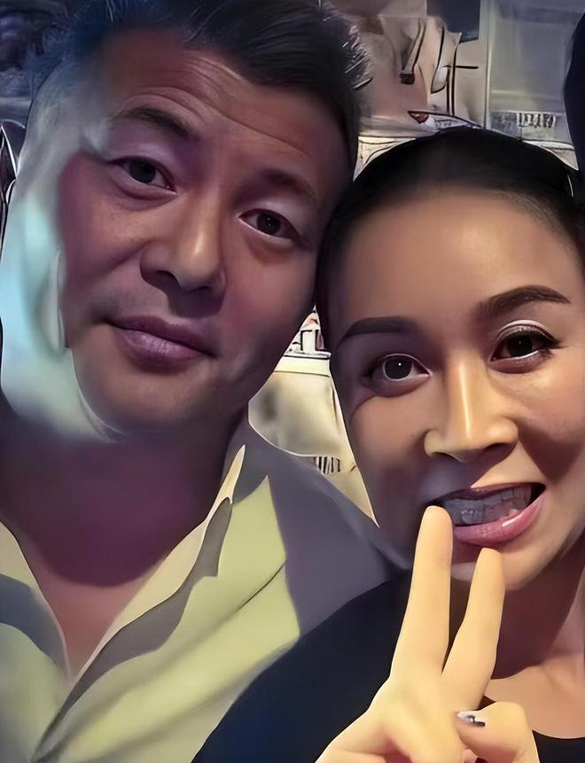 那英丈夫出轨对象疑似伪娘！脸型手臂符合男性特征，被嘲太会玩