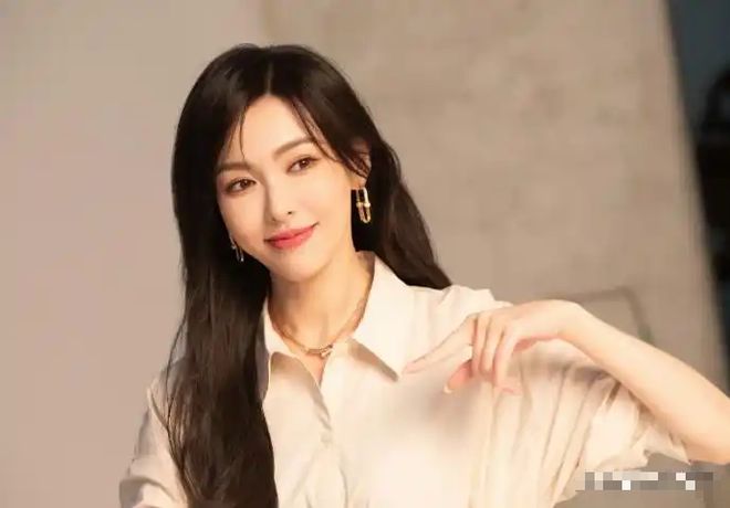 范冰冰傍上灰色大佬？唐嫣被朱珠艳压？敖瑞鹏反抗公司？杨采钰未婚生子被甩？男艺人未中经纪人套路？