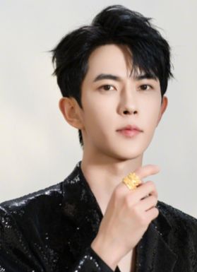 明星于朦胧坠亡的背后，揭开了娱乐圈生存最残酷的一幕……